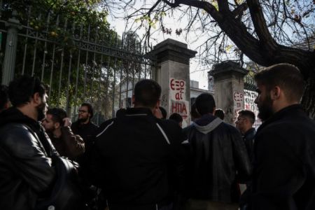 Πολυτεχνείο : Απετράπη εισβολή αντιεξουσιαστών