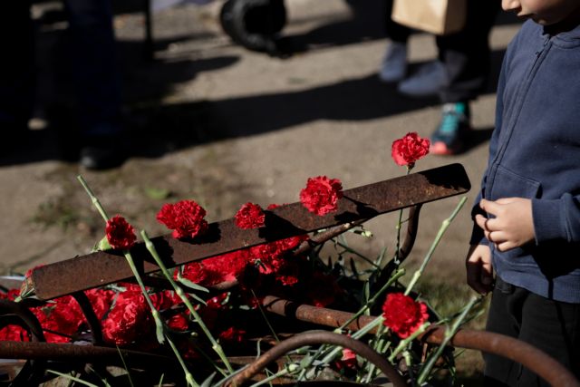 Πολυτεχνείο : Εκατοντάδες πολίτες αποτίουν φόρο τιμής στους αγωνιστές της εξέγερσης