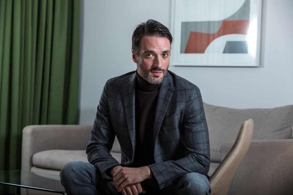 Aνδρέας Κωνσταντίνου: «Στη σκηνή ζούμε κάτι πολύ πιο έντονο από τη ζωή μας»