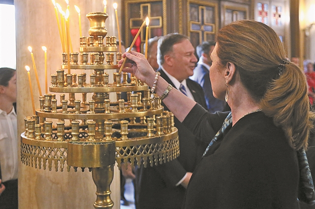 Οι «φονιάδες των λαών» στα σκαλιά της εκκλησίας