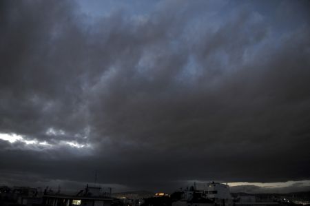 Σφοδρές βροχοπτώσεις και καταιγίδες από το βράδυ της Κυριακής