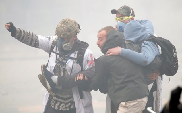 Κίτρινα Γιλέκα :  Άγριες συγκρούσεις στο Παρίσι στην πρώτη ετήσια επέτειο