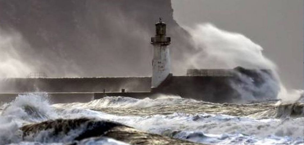 Καιρός : Καταιγίδες και θυελλώδεις άνεμοι την Κυριακή