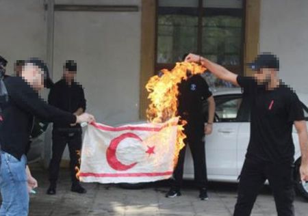 Για κάψιμο της σημαίας της «ΤΔΒΚ» κατηγορεί Ελλάδα και Κύπρο η Τουρκία