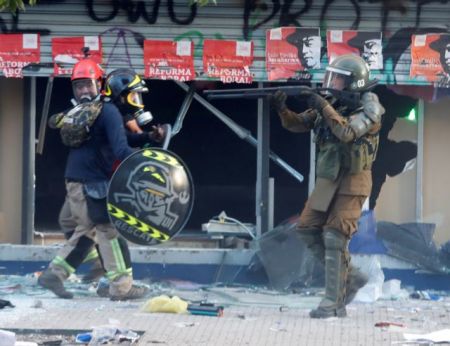 Χιλή: Διαδηλωτής πέθανε αβοήθητος