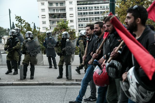 «Πότε θα κάνει ξαστεριά» τραγουδούν οι διαδηλωτές στην πορεία του Πολυτεχνείου