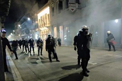 Πάτρα : Επεισόδια μετά την πορεία με μολότοφ και χημικά από τα ΜΑΤ