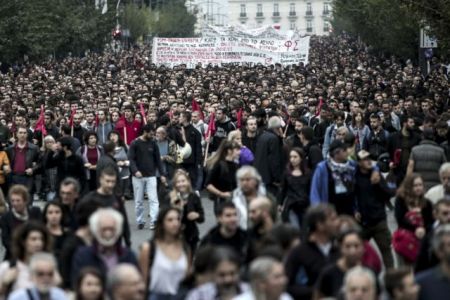 Πολυτεχνείο : Μεγάλη η συμμετοχή στην πορεία για την 46η επέτειο της εξέγερσης