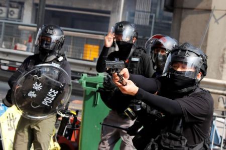 Χονγκ Κονγκ: «Απαράδεκτη βία» λέει η Κομισιόν για τις συλλήψεις διαδηλωτών