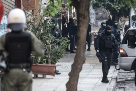 Εξάρχεια : Δύο συλλήψεις από την επιχείρηση της ΕΛ.ΑΣ – Τι βρήκαν στο διαμέρισμα