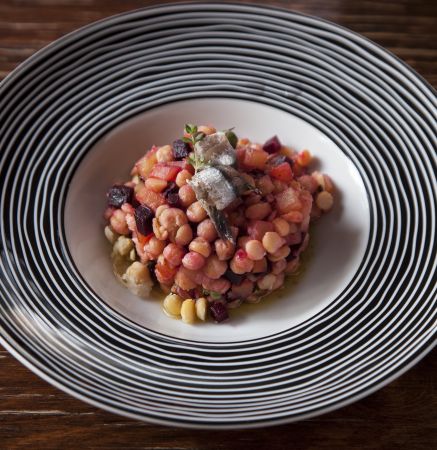 Ρεβίθια με παντζάρι και γαύρο