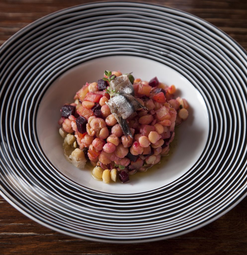 Ρεβίθια με παντζάρι και γαύρο