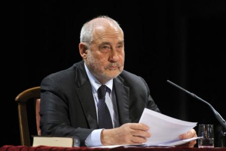 Στίγκλιτς : Εξακολουθεί να υπερασπίζεται το σχέδιο εξόδου της Ελλάδας από το ευρώ