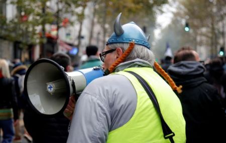 Παρίσι : Η  πρώτη δίκη αστυνομικού για βιαιοπραγίες κατά των κίτρινων γιλέκων