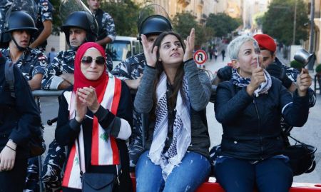 Λίβανος: Οι διαδηλώσεις ανέβαλαν τη συνεδρίαση του Κοινοβουλίου