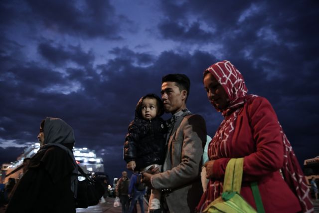 Στο λιμάνι του Πειραιά δύο πλοία με 70 μετανάστες και πρόσφυγες