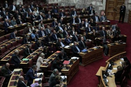 Συνταγματική αναθεώρηση : Διαξιφισμοί στη Βουλή για την εκλογή ΠτΔ