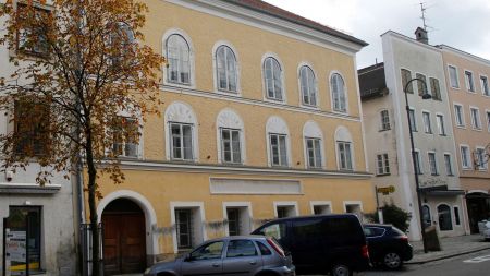 Αυστρία : Αστυνομικές υπηρεσίες στο σπίτι που γεννήθηκε ο Χίτλερ