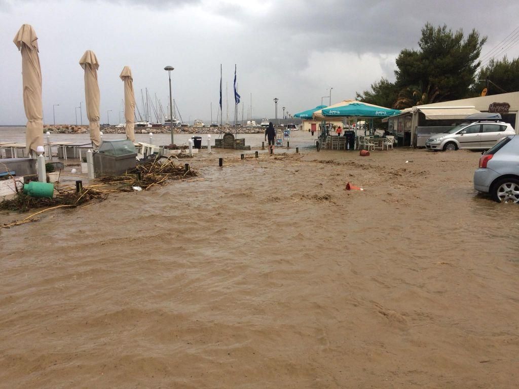 Χαλκιδική: Ποτάμια οι δρόμοι – Απεγκλωβίστηκαν δύο γυναίκες από ΙΧ