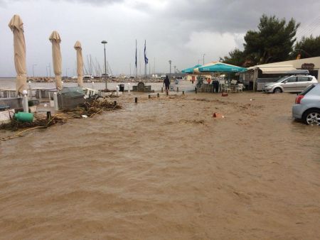 Χαλκιδική: Ποτάμια οι δρόμοι – Απεγκλωβίστηκαν δύο γυναίκες από ΙΧ