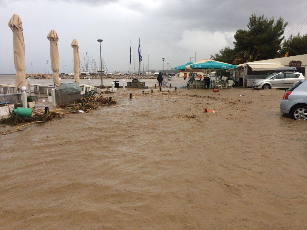 Χαλκιδική: Ποτάμια οι δρόμοι – Απεγκλωβίστηκαν δύο γυναίκες από ΙΧ