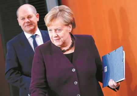 Πιέσεις προς τη Μέρκελ για «να ρίξει χρήμα στην οικονομία»