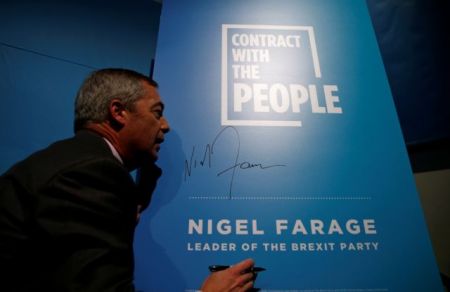 Βρετανία – Φάρατζ : Παρουσίασε το «συμβόλαιο με τους πολίτες»