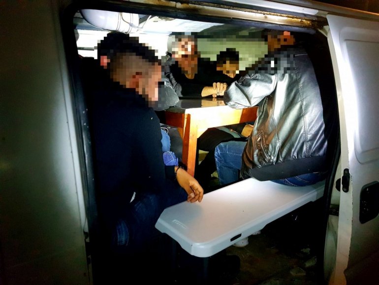 Χίος : Έλληνας διακινητής έκρυβε μετανάστες στο όχημά του