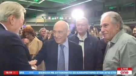 Η άφιξη του Κώστα Σημίτη στο συνέδριο του ΠΑΣΟΚ