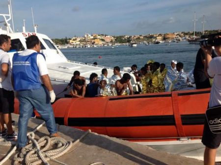 Λαμπεντούζα: Επτά σωροί προσφύγων μετά από το ναυάγιο του πλοίου