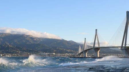 Ανετράπη σκάφος στο Αντίρριο : Ενας νεκρός, ένας αγνοούμενος