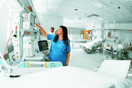 ΠΟΕΔΗΝ: Σε λειτουργία μόνο οι 557 από τις 3.500 κλίνες στις ΜΕΘ
