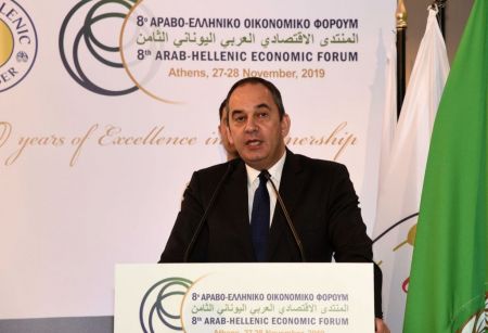 Πρόσκληση Πλακιωτάκη σε επενδυτές από το 8ο Αραβο – Ελληνικό Φόρουμ