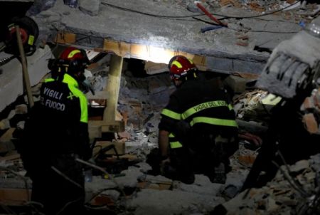Αλβανία : Μάχη με τον χρόνο για τους εγκλωβισμένους – Στους 35 οι νεκροί του φονικού σεισμού