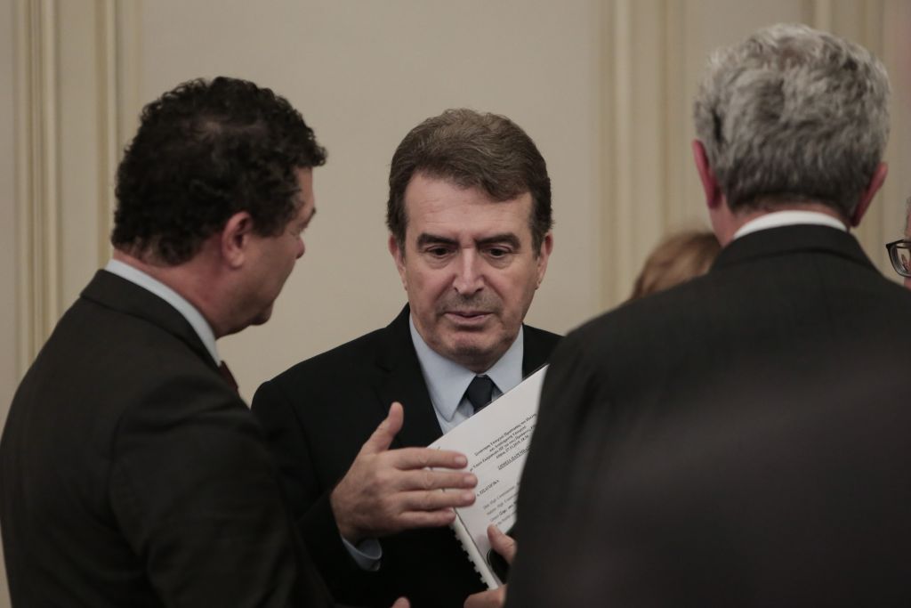 Εστειλαν στο νοσοκομείο στενό σύμβουλο του Χρυσοχοΐδη