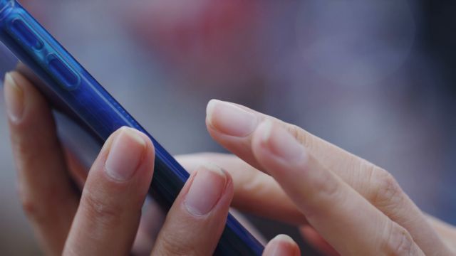 Με το κινητό στο τιμόνι οι Έλληνες οδηγοί | tovima.gr