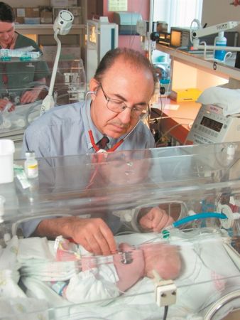 Απόστολος Παπαγεωργίου : Ο «σωτήρας» των… βιαστικών μωρών