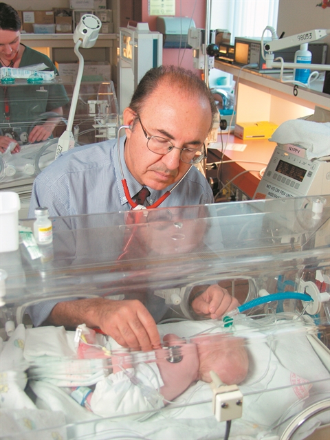 Απόστολος Παπαγεωργίου : Ο «σωτήρας» των… βιαστικών μωρών