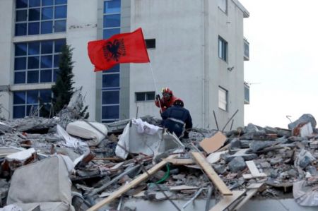 Σεισμός στην Αλβανία: Συνεχίζεται η «μάχη» των διασωστών για εγκλωβισμένους στα ερείπια – 500 οι μετασεισμοί