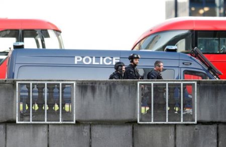Λονδίνο: Η στιγμή που οι αστυνομικοί πυροβολούν τον ένοπλο δράστη