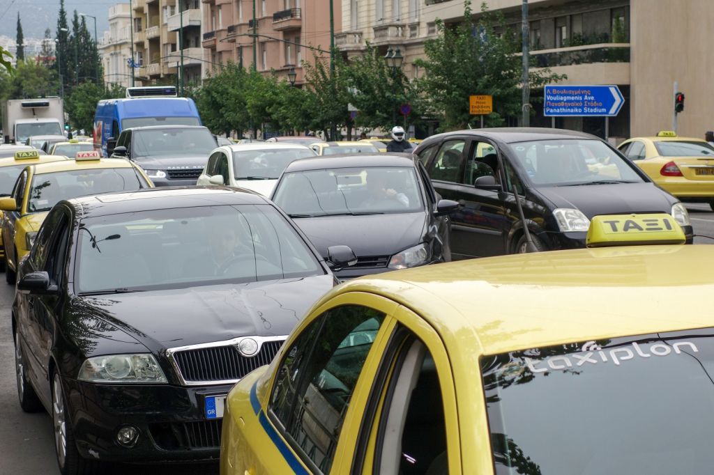 Black Friday : Οδηγοί εγκλωβίστηκαν στα πάρκινγκ των εμπορικών κέντρων