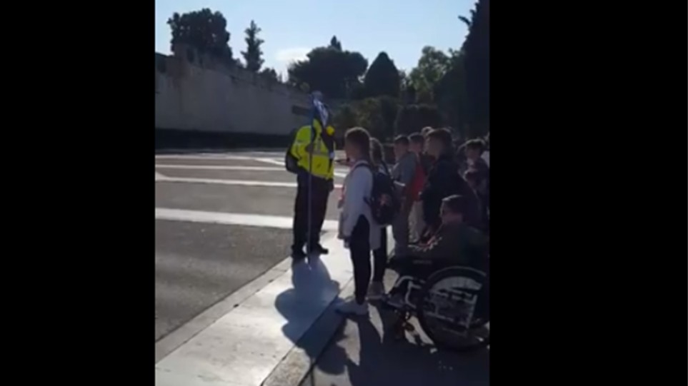 Δάσκαλος ζήτησε από παιδιά να «βαρέσουν προσοχή» στον Άγνωστο Στρατιώτη