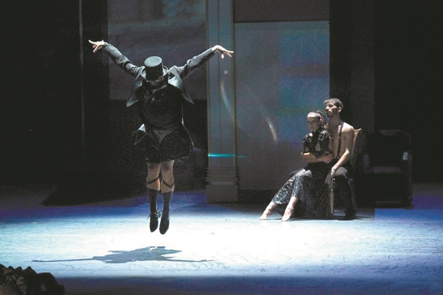 Χορεύοντας με μουσική του Μάνου