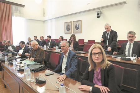 Θα βγάλουν ή όχι τις κουκούλες;