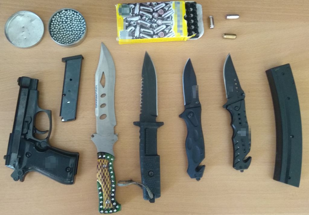 Συνελήφθη άνδρας που είχε στην κατοχή του μαχαίρια και ασύρματο