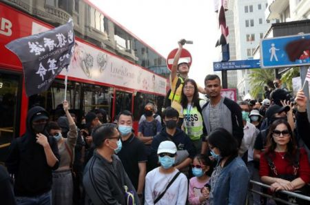 Χονγκ Κονγκ : Χιλιάδες διαδηλωτές μέσω δακρυγόνων