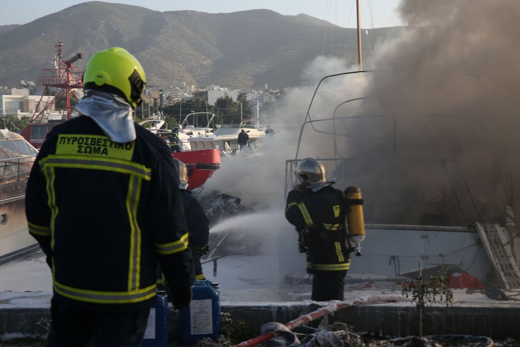 Φωτιά με εγκλωβισμένο σε διαμέρισμα στην Καλλιθέα