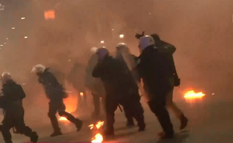 Πορεία Γρηγορόπουλου – Πάτρα: Βροχή μολότοφ και ρίψη χημικών