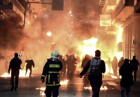 Επεισόδια στα Εξάρχεια πριν το μνημόσυνο για τον Γρηγορόπουλο (live)