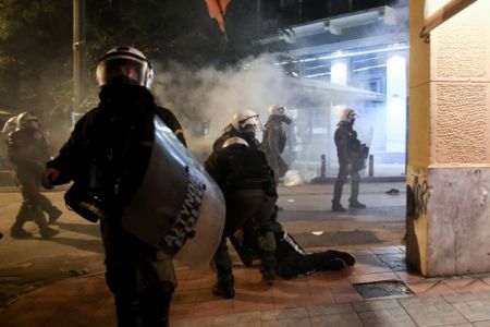 Επέτειος Γρηγορόπουλου : Η Τατιάνα Μπόλαρη για το ντοκουμέντο με ημίγυμνο διαδηλωτή